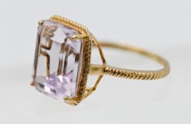 A 9ct yellow gold and kunzite ring, size P/Q.