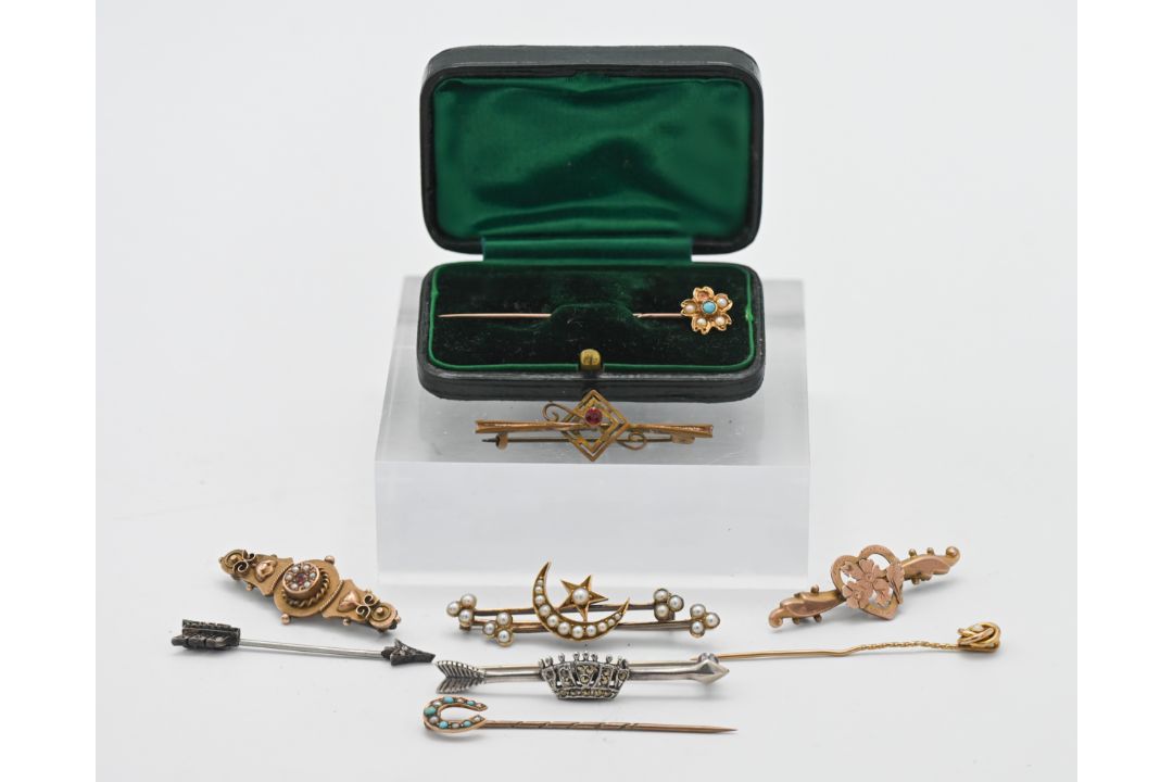A collection of brooches and pins to include four 9ct gold approx 5.5g together with other