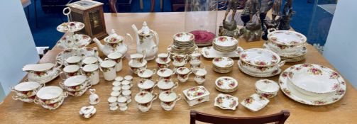 An extensive and well kept Royal Albert ‘Old Country Roses’ dinner, tea and coffee service.