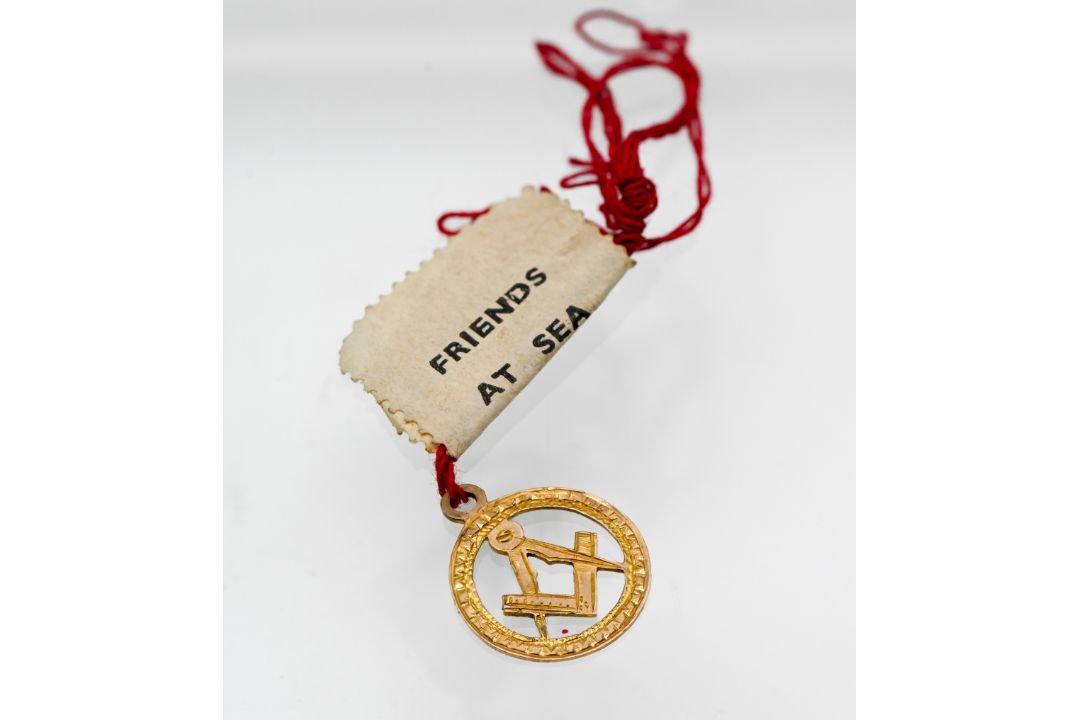 A 9ct gold masonic pendant.