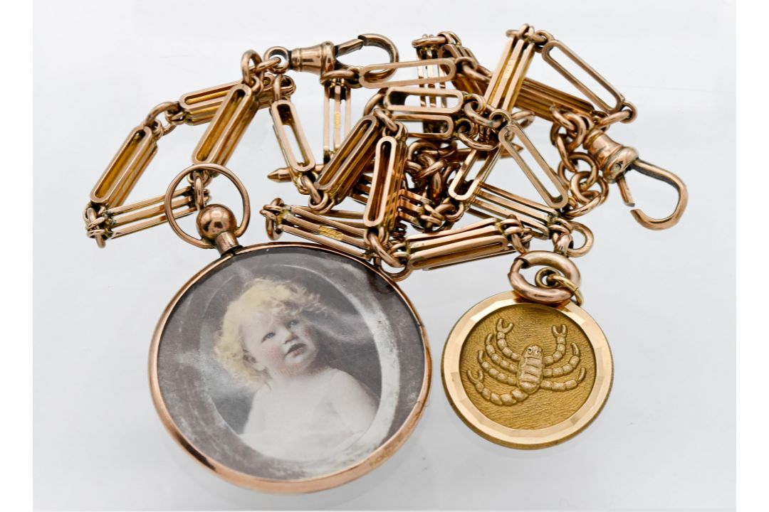 A 9ct gold watch chain with elongate links, T bar, 9ct lobster pendant, attached a 9ct glass