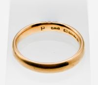 A 22 carat gold, wedding band, weight 5.5g.