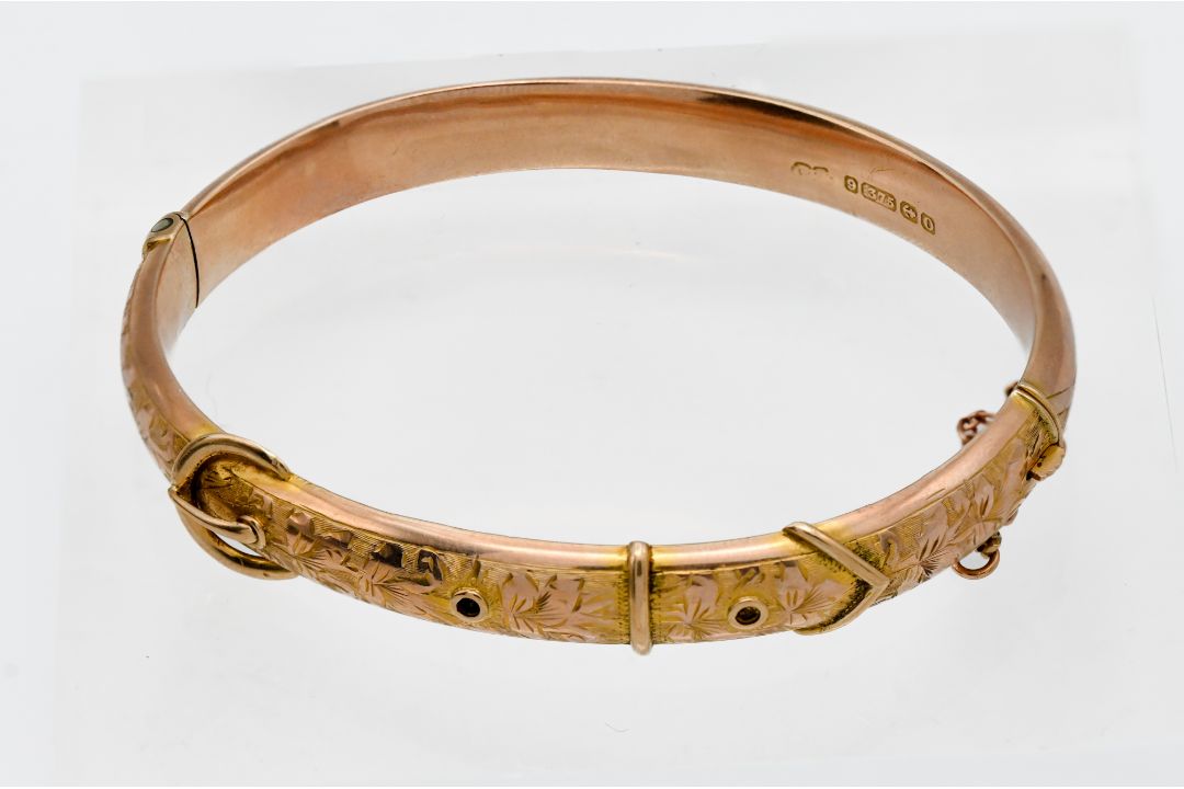 A 9ct gold 'buckle' bangle, approx 8.5g.