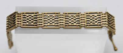 A yellow gate bracelet, unmarked, probably 9ct gold, approx 31.40g.