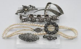 A mixed lot of silver and pearl jewellery.