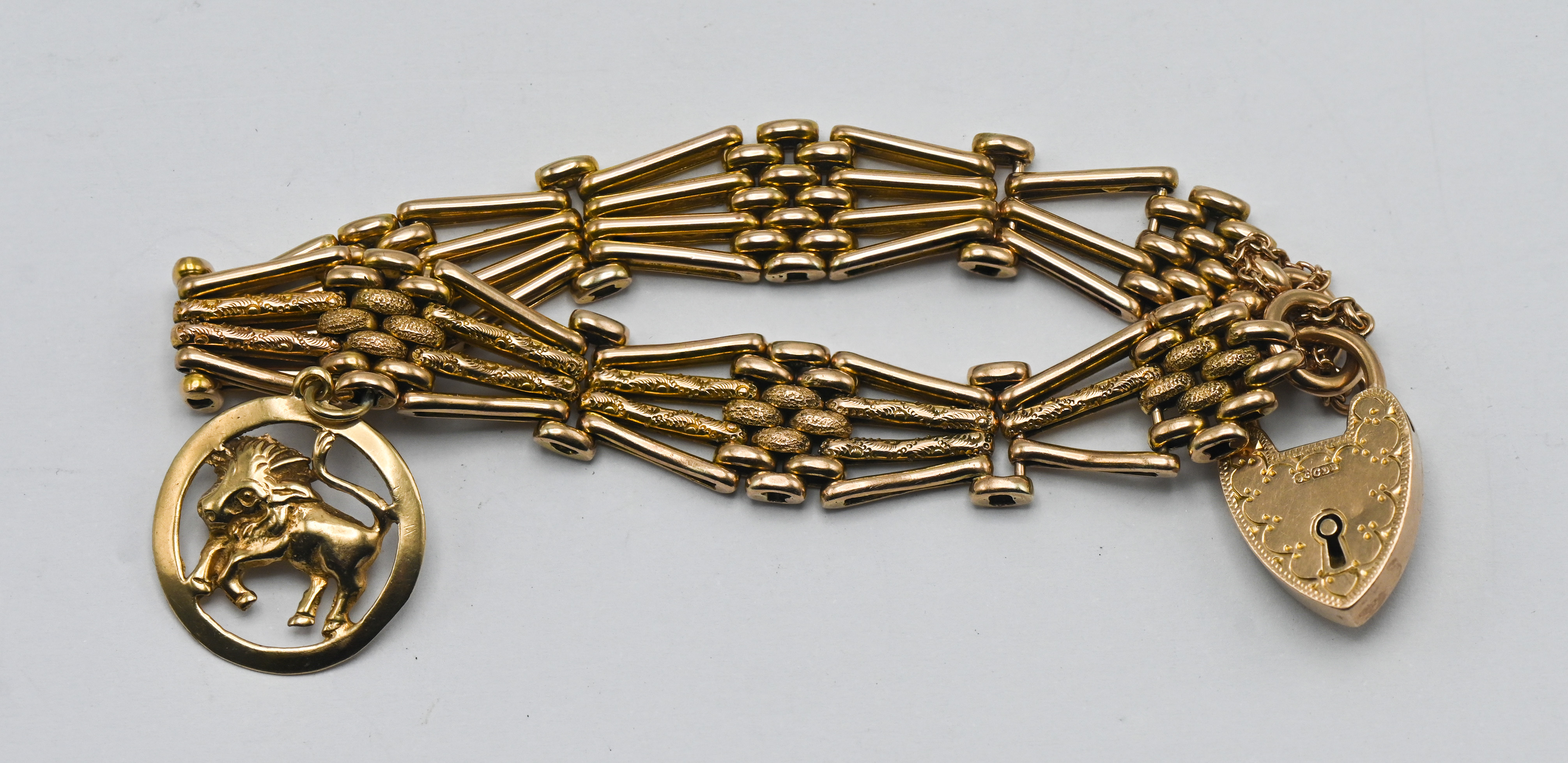 A 9ct fan bracelet with lion charm and lock, overall weight 21.5g.