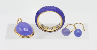 A 14ct purple jade set, to include ring, pendant, and pair of earrings. (4)