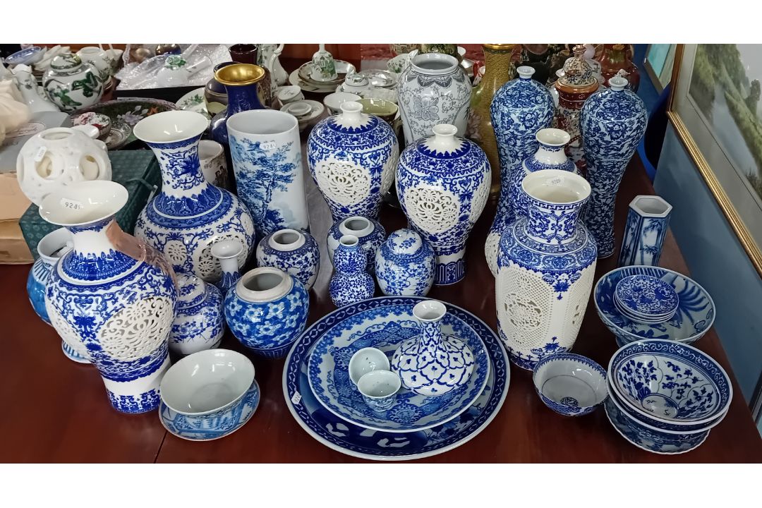 A quantity of Chinese reproduction blue and white porcelain, to include vases, bowls, plates etc.
