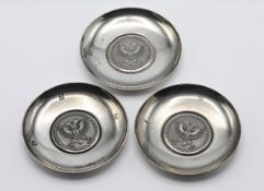 Three silver commemorative dishes, hallmarked Dublin, with inscription '1672, 1972', silver weight