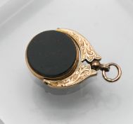 An antique bloodstone and hardstone swivel 9ct gold fob, approx 7.18g.