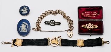 A 9ct sweetheart brooch, cased, gold weight 2g, together with an Edwardian silver brooch, silver