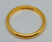 A 22ct gold wedding band, weight 4.8g.