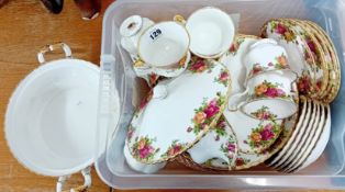 A Royal Albert 'Old Country Roses' tea service, to include 5 teacups, 6 saucers, 6 side plates, 6