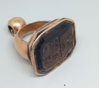 A large yellow metal fob seal, the coat of arms mounted by a griffon, total weight 24.9g.