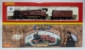 Hornby, 00 gauge, R 2301 - 'Hogwarts Express Locomotive Gold Plated Edition' model locomotive with