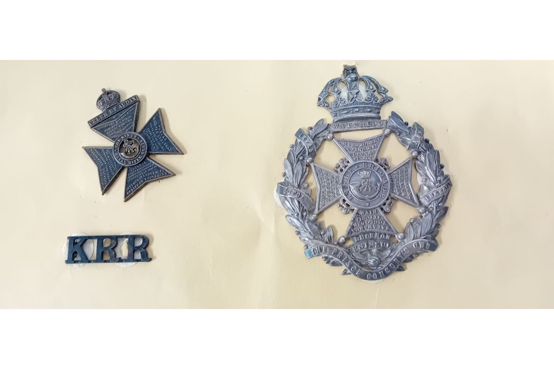 A collection of 19th/20th century cap badges, to include a Queens Own Hussars, East Surrey - Image 3 of 4