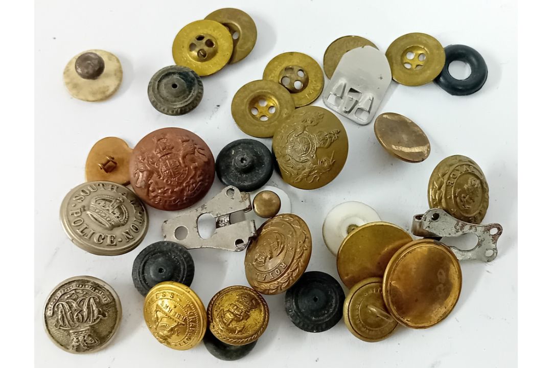 A quantity of military buttons, together with a stethoscope. - Image 1 of 2