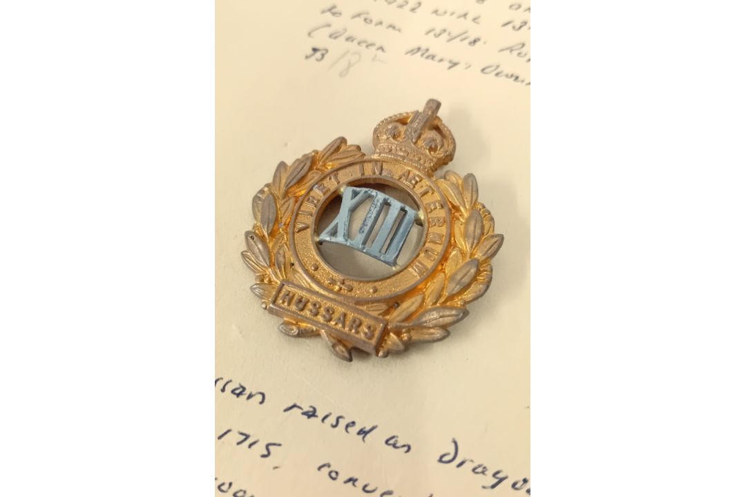 A collection of 19th/20th century cap badges, to include a Queens Own Hussars, East Surrey - Image 4 of 4