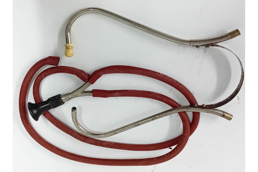 A quantity of military buttons, together with a stethoscope. - Image 2 of 2