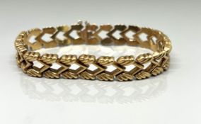 A fancy 18ct yellow gold bracelet, 20cm length, stamped .750, approx 17g