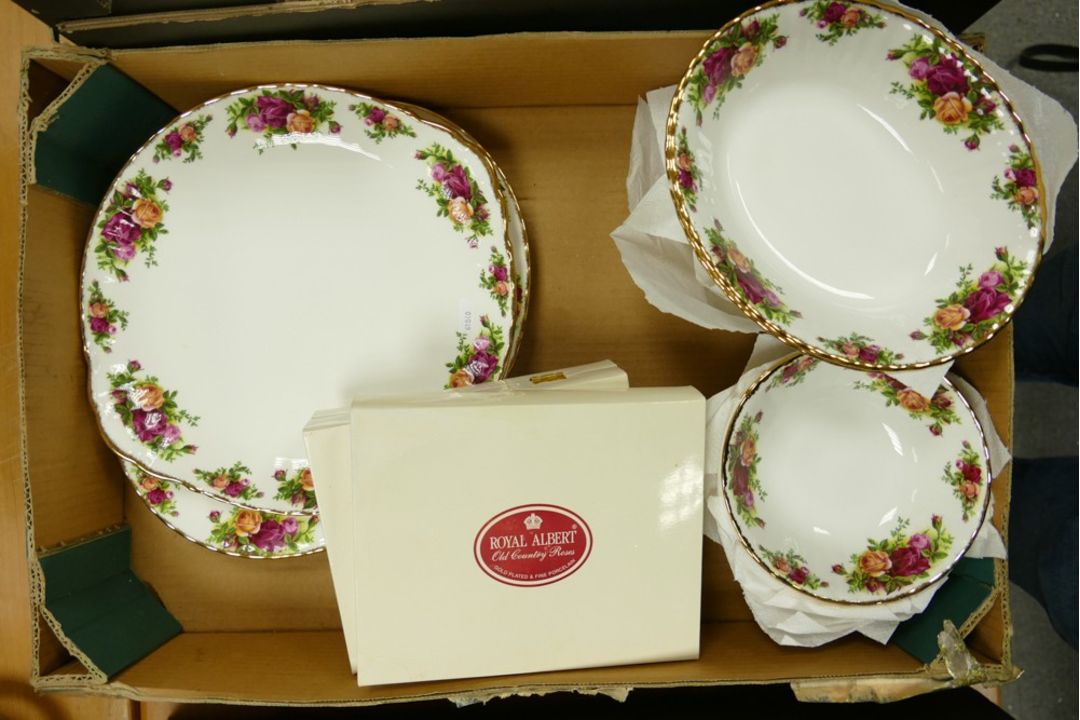 A large collection of Royal Albert Old Country Roses china, including large platters, various size - Image 3 of 5