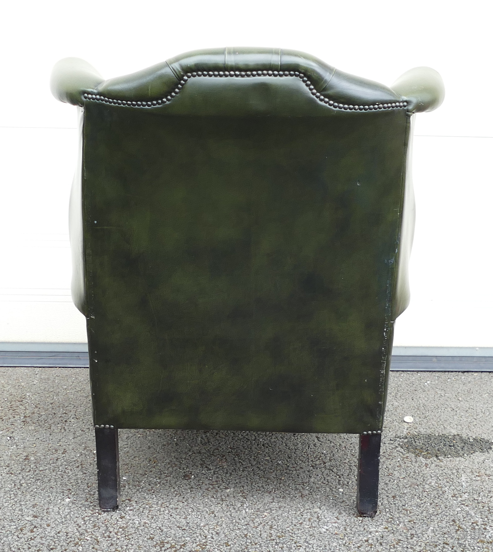 Green leather Queen Anne Chesterfield high back armchair, some slight wear to cushion. - Image 2 of 4