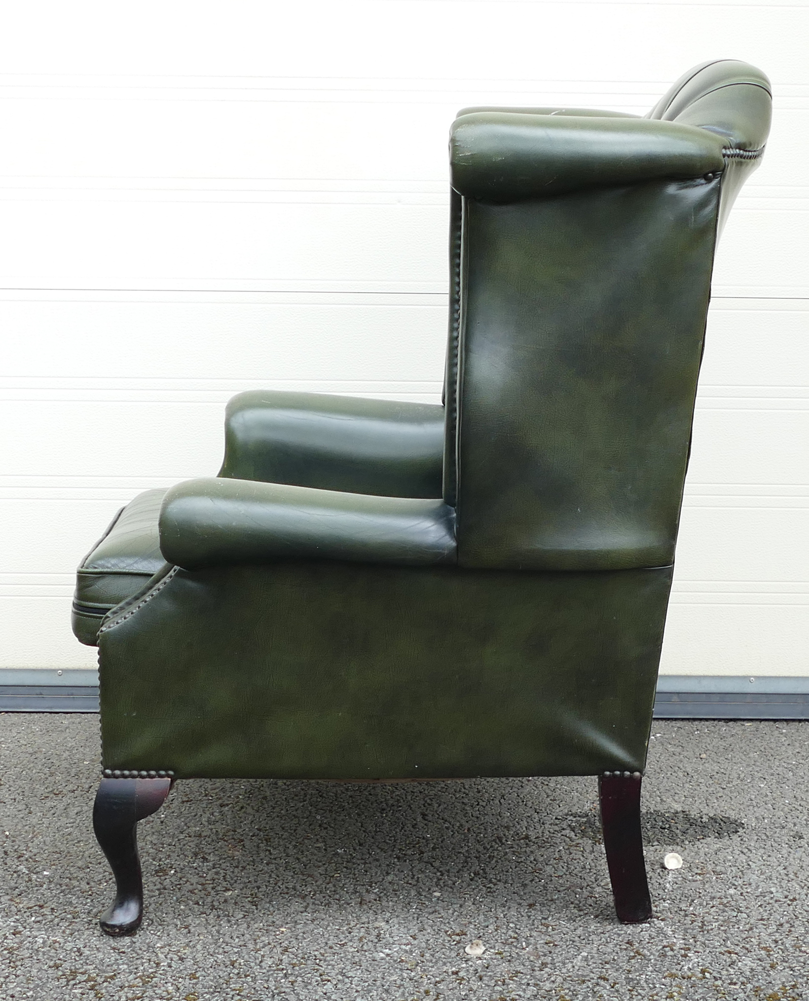 Green leather Queen Anne Chesterfield high back armchair, some slight wear to cushion. - Image 3 of 4