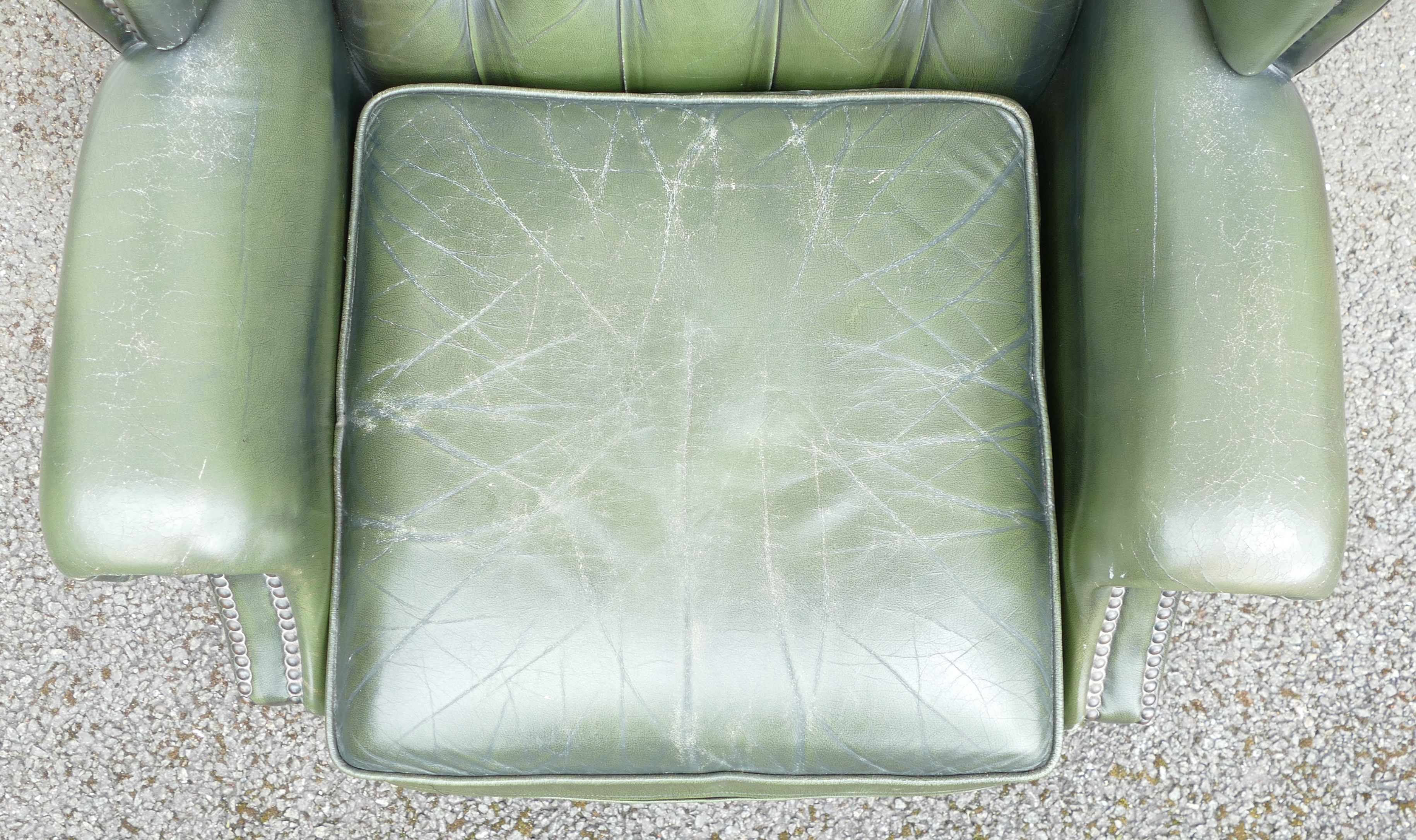 Green leather Queen Anne Chesterfield high back armchair, some slight wear to cushion. - Image 4 of 4