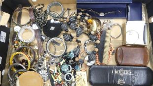 A collection of costume jewellery to include watches, necklaces, broaches, bracelets, etc (1 tray)