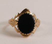 9ct gold ring set with black onyx stone, size K,2.3g.