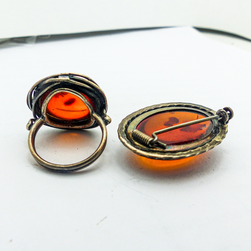 Silver /Amber ring and oval brooch. (2) - Image 2 of 2