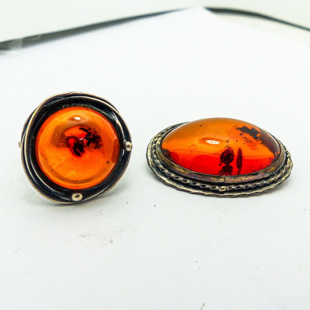 Silver /Amber ring and oval brooch. (2)