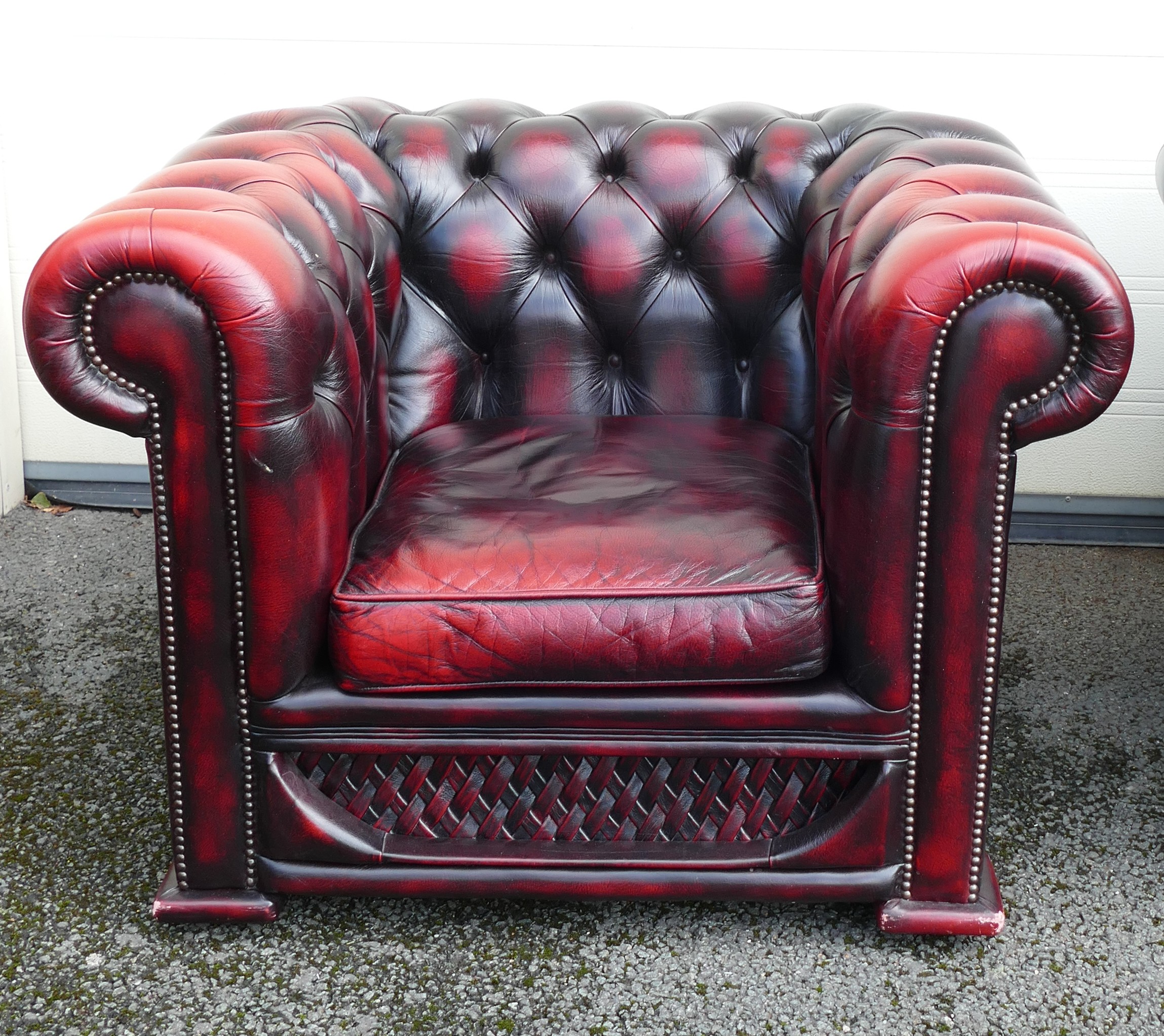 Leather by Design, Ox-Blood red Chesterfield settee and armchair. Small brass plaque to centre of - Image 3 of 4