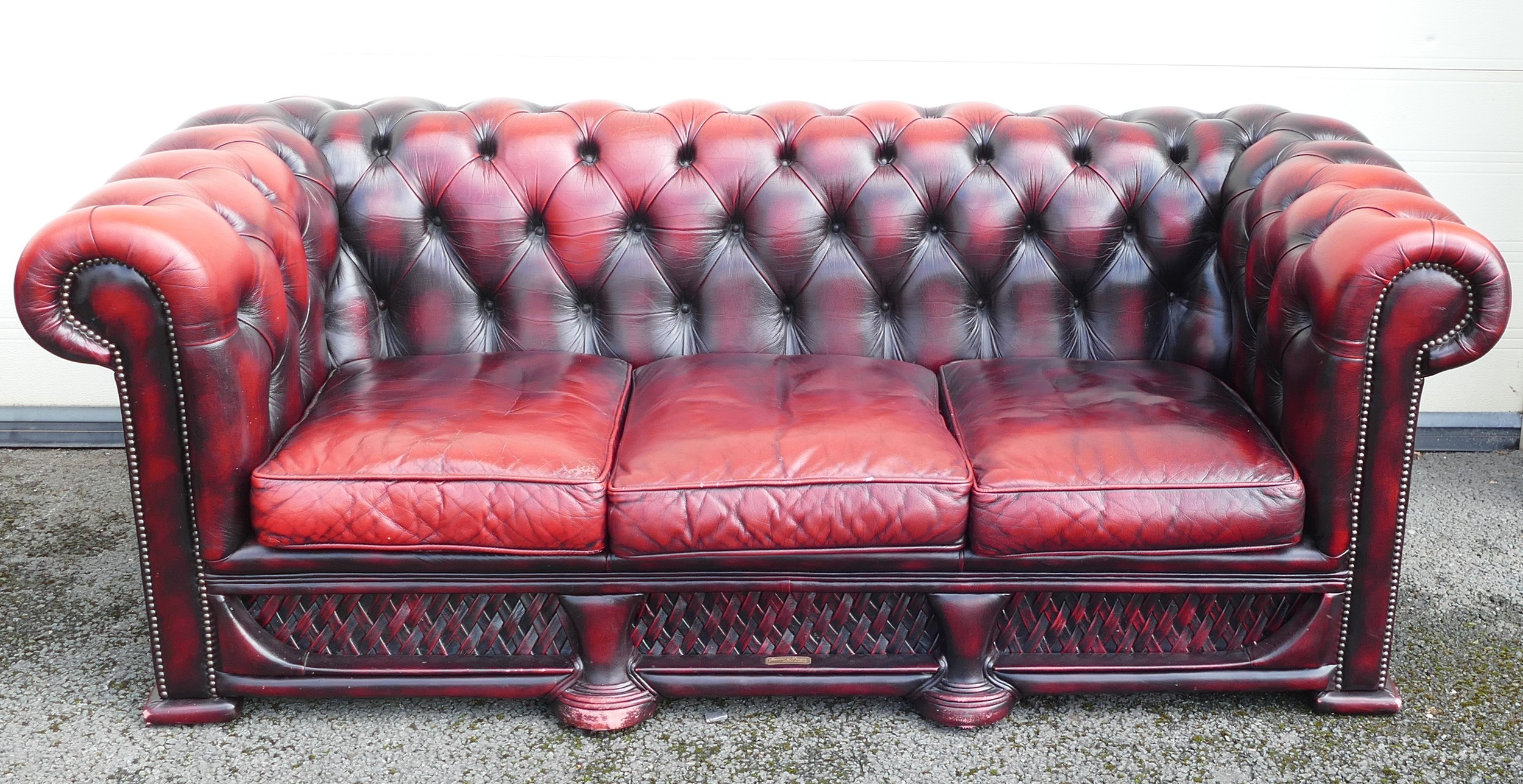 Leather by Design, Ox-Blood red Chesterfield settee and armchair. Small brass plaque to centre of - Image 2 of 4