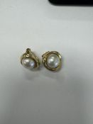 18ct yellow gold dress ring with two central pearls with diamond chips each side, marked 750, togeth