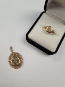 9ct yellow gold oval locket (af does not open) with decorative frame and a 9ct gold signet ring, bot