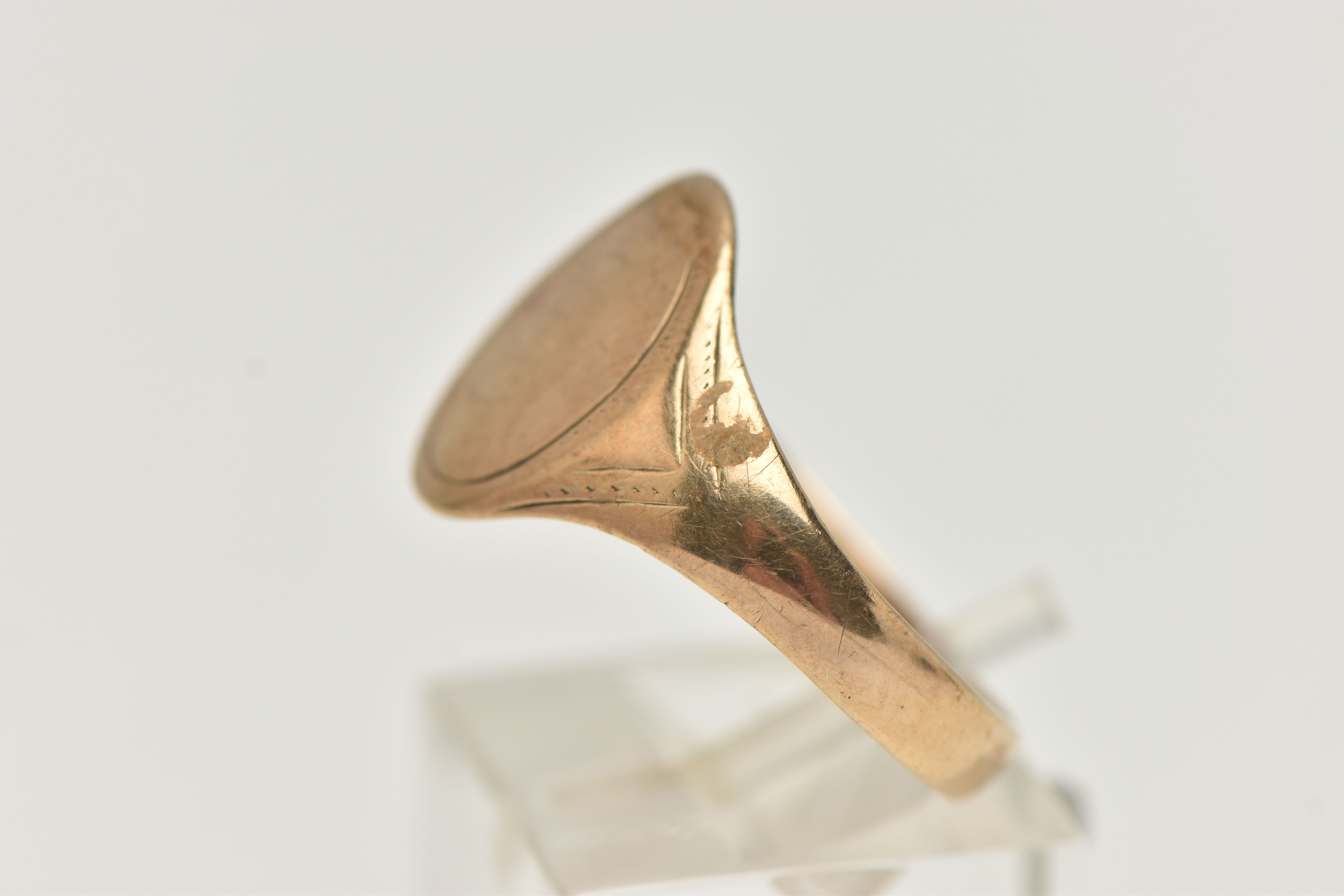 A 9CT YELLOW GOLD SIGNET RING, of an oval form, worn engraving, misshapen shank, hallmarked 9ct - Image 2 of 4