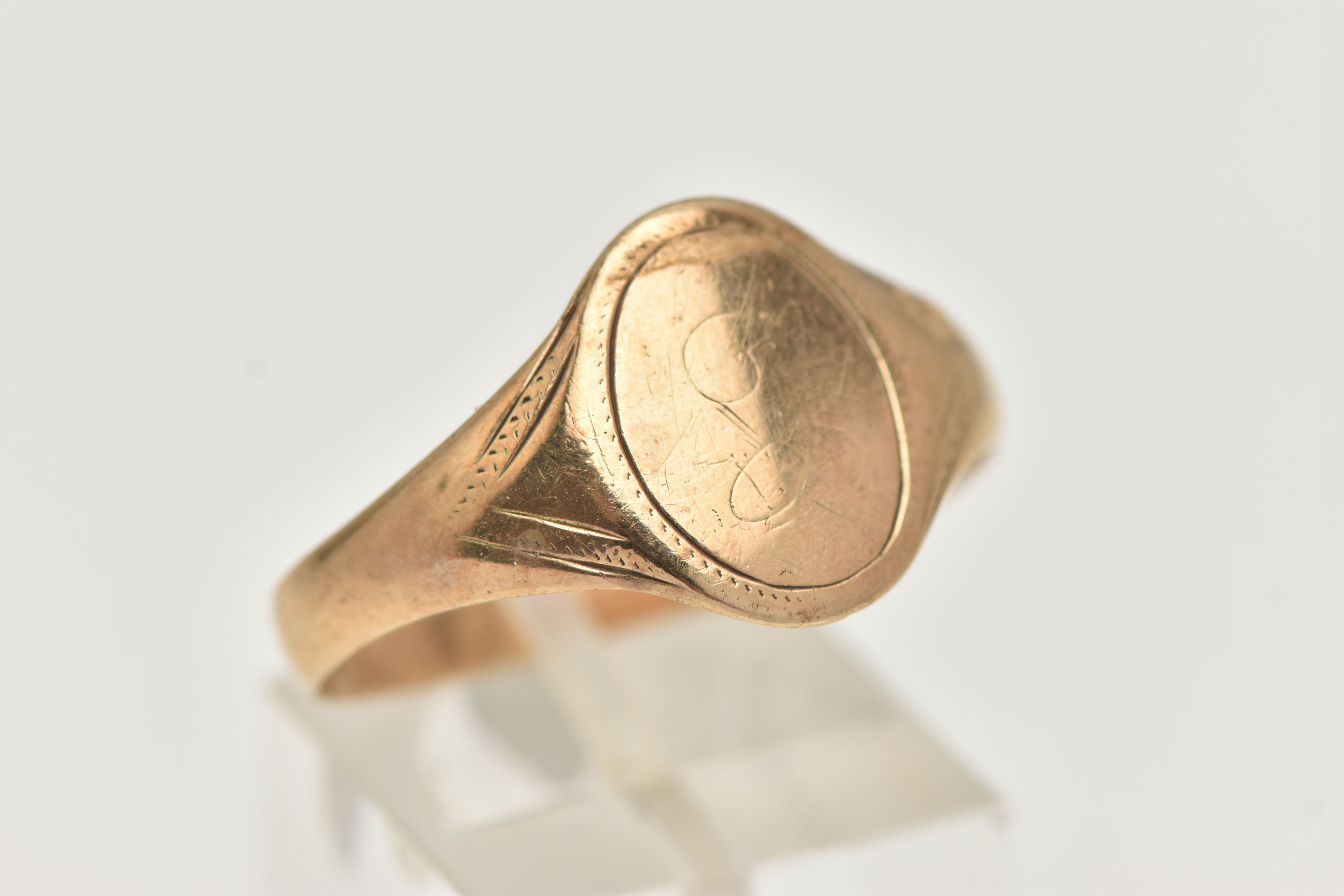 A 9CT YELLOW GOLD SIGNET RING, of an oval form, worn engraving, misshapen shank, hallmarked 9ct - Image 4 of 4