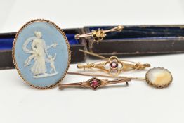 AN ASSORTMENT OF BROOCHES, to include a 'Wedgewood' cameo brooch, stamped 9ct, approximate gross