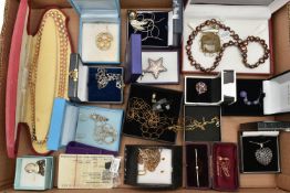 AN ASSORTMENT OF JEWELLERY, to include a tri colour silver triple chain necklace, approximate length