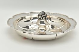 AN ELIZABETH II SILVER FRUIT BOWL, lobed rim with ribbed petal design to bowl and central cast fruit