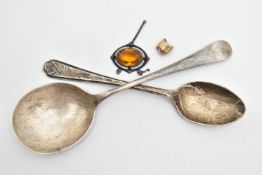 A SMALL ASSORTMENT OF ITEMS, to include a yellow metal tooth cap, approximate gross weight 1.8
