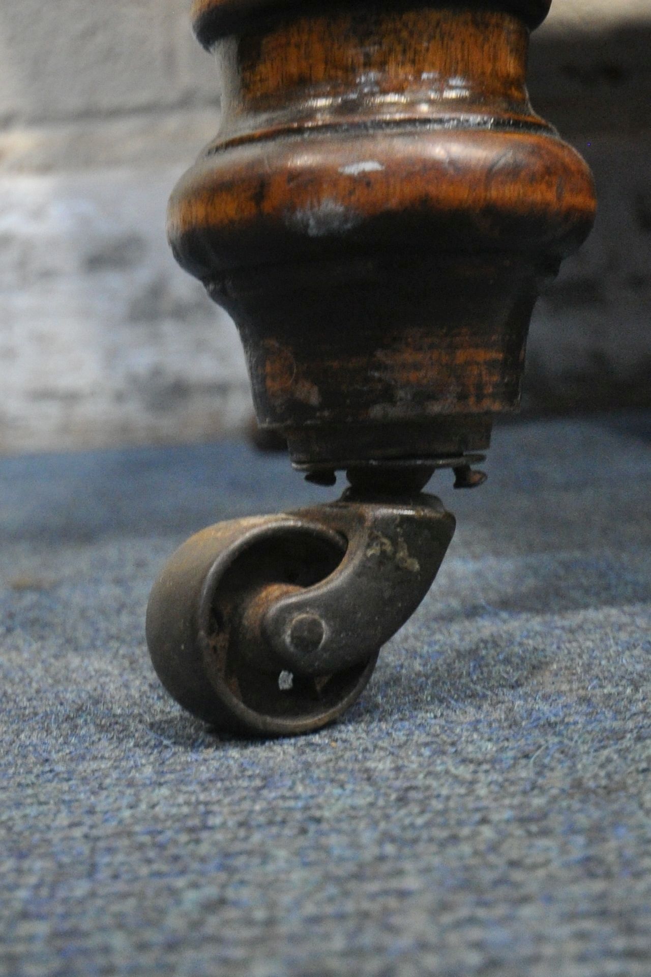 AN EDWARDIAN MAHOGANY CHAISE LONGUE, with buttoned fabric, length 172cm x depth 60cm x height - Image 4 of 4