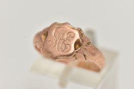 A 9CT ROSE GOLD SIGNET RING, engraved shield signet, leading onto a polished band, hallmarked 9ct