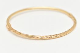 A YELLOW METAL TWIST HINGED BANGLE, part twisted part polished hinged bangle, stamped 375, fitted