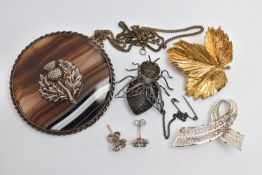 A WHITE METAL SCOTTISH AGATE BROOCH AND OTHER ITEMS, circular brown and white banded agate brooch,
