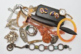 A BAG OF ASSORTED ITEMS, to include a boxed pair of enamel yellow metal chain link cufflinks, a