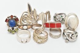 AN ASSORTMENT OF THIRTEEN WHITE METAL RINGS, to include a selection of abstract designs and gem
