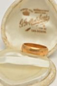 A 22CT GOLD BAND RING, a plain polished band ring, approximate width 5mm, hallmarked 22ct