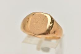 A MID 20TH CENTURY, HEAVY 18CT GOLD GENTS SIGNET RING, worn engraved sheild signet, to a polished
